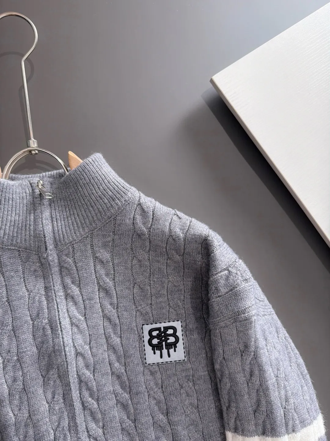 Next day shipment P225 Balenciaga 2026 Autumn and Winter latest sweater from official website, now on sale at counters simultaneously Hot Sale! Specially made of wool blended fabric. It feels comfortable and can be directly in contact with the skin. The logo badge is exquisitely embroidered, which is extremely eye-catching! The details highlight the fashionable charm of big brands. Exquisite workmanship. Three-dimensional cutting style. The wearing effect is invincible and handsome! All three standards are complete! Sizes:M-3XL